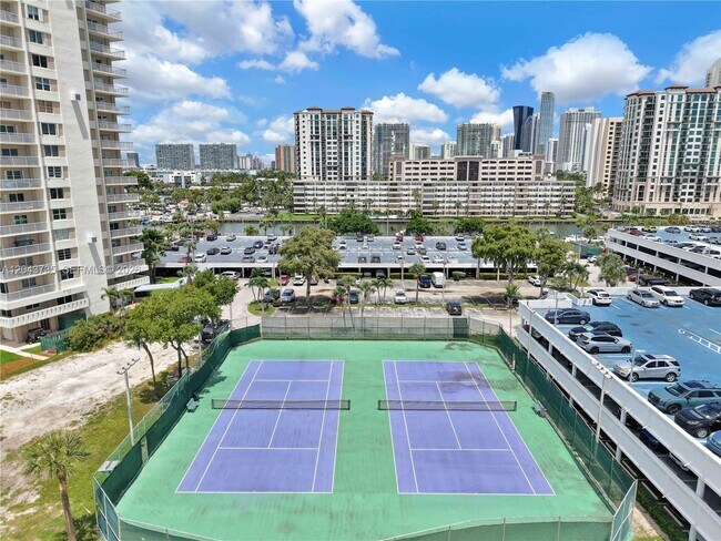 Foto del edificio - 300 Bayview Dr