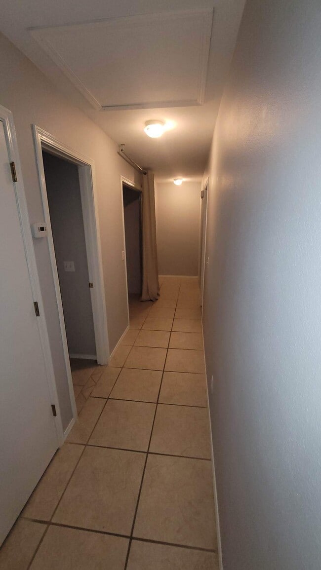 Building Photo - 402 E Laura St