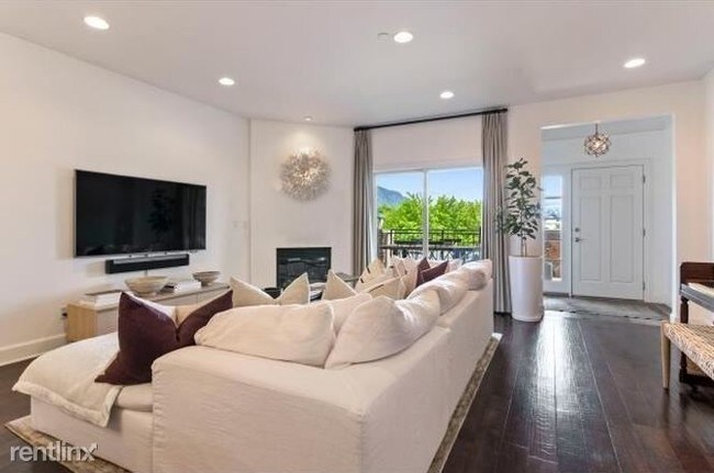 Building Photo - 2 br, 2 bath  - 5005 Edgewood Dr Unit 101