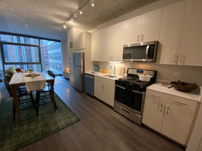 Building Photo - 645 S Clark St