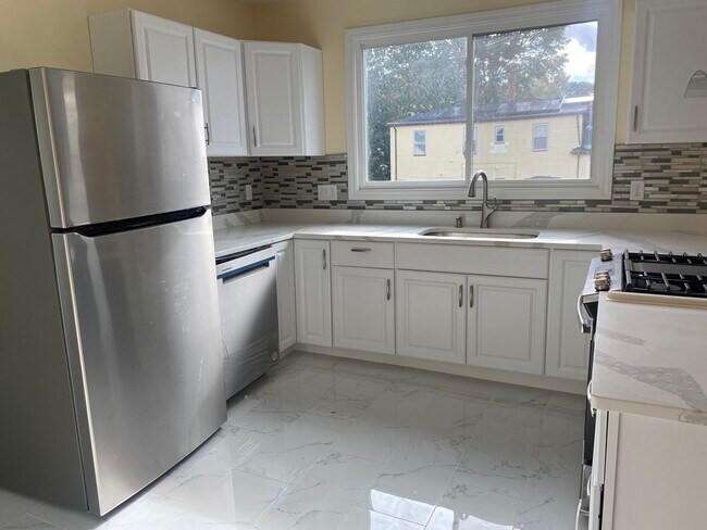 Building Photo - 8 French St