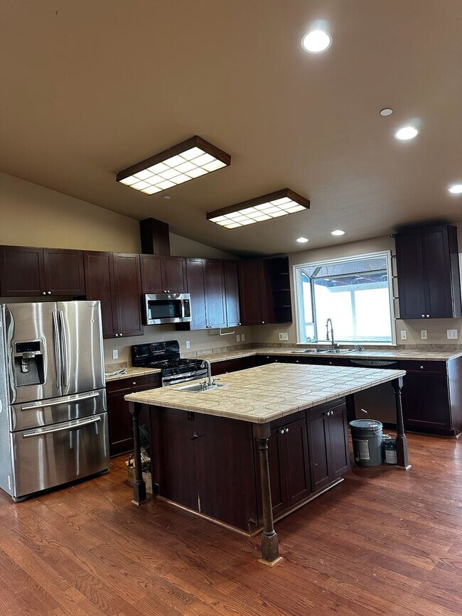 Building Photo - Awesome Home with Exceptional Views. MUST ...