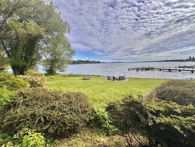 Foto del edificio - Rare Kirkland Condo on the Juanita Waterfront! Available August 1st, 2026!