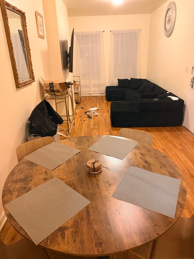 Foto del edificio - 295 Throop Ave