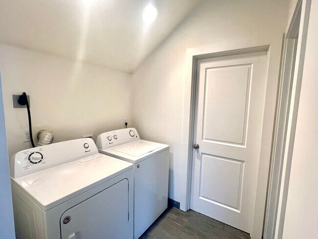 Building Photo - Sellwood Single Unit Building, 2nd Story A...