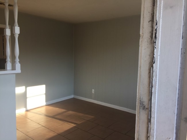Building Photo - 1056 Meadowview Dr