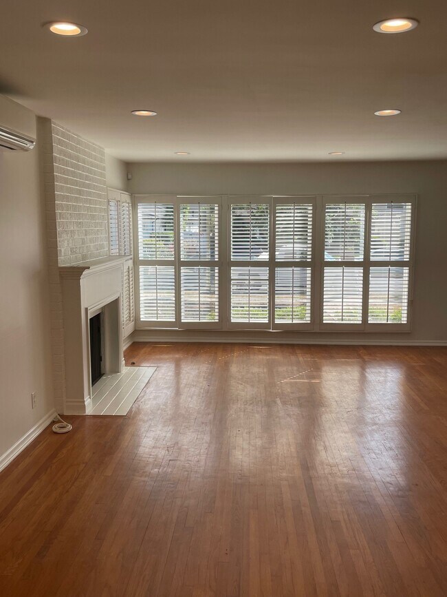 Living Room - 2844 S Bentley Ave
