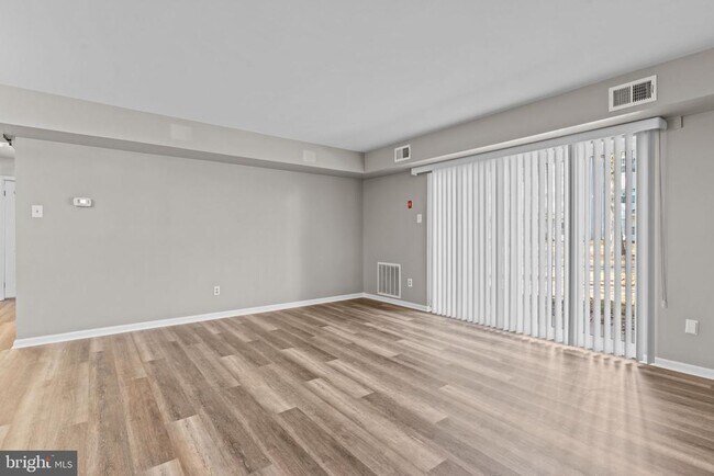 Foto del edificio - 105 Hopkins Ct