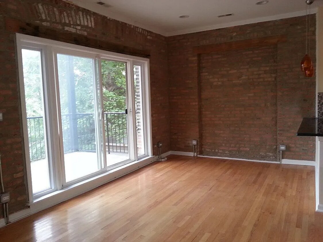 Foto principal - MODERN 2 BED/1BATH WITH GARAGE PARKING INC...