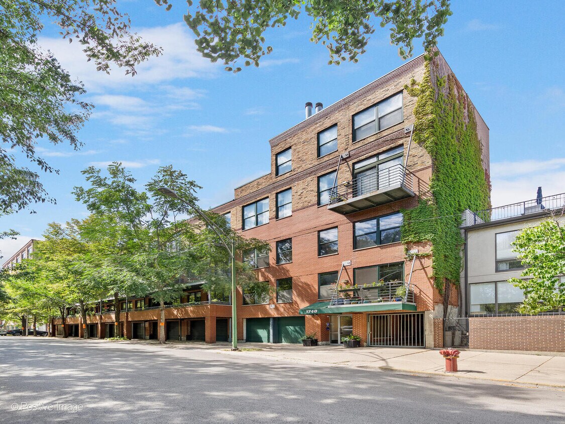 Foto principal - 1740 N Marshfield Ave