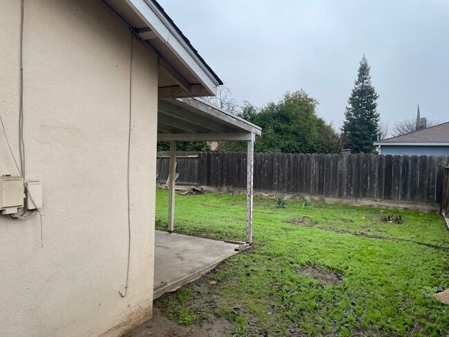 Building Photo - 1333 Woodside Dr