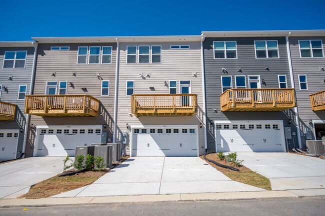 Foto del edificio - Beautiful 3-story townhome with 2 car gara...