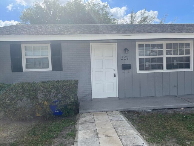 Foto del edificio - 351 Silver Beach Rd