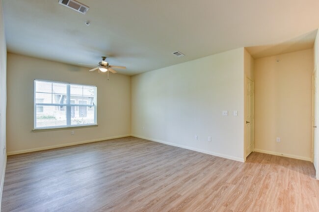 Building Photo - Shadow Ridge