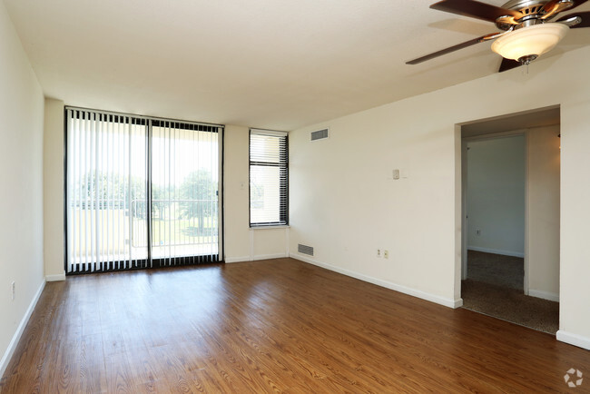 Living Room - Royal Mace Apartments