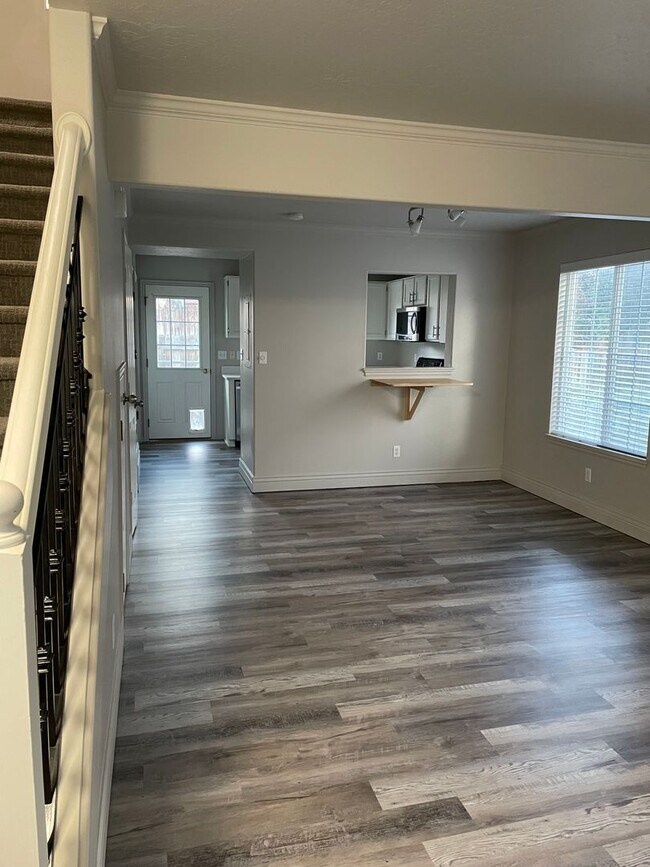 Foto del edificio - CHARMING HAMLET TOWNHOME - FIRST MONTH FREE!!