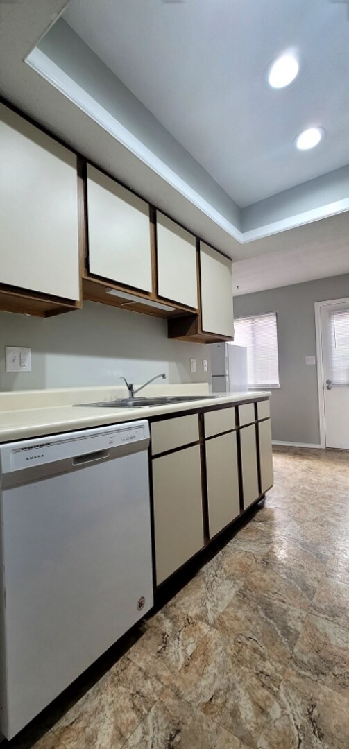 Foto del edificio - Cozy 2 bed 1.5 Bath Condo With Car Port