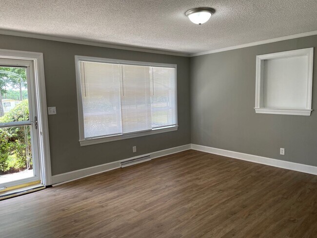Foto del edificio - 3 BDRM 1 BA BRICK HOME IN RANDLEMAN, 1444 ...