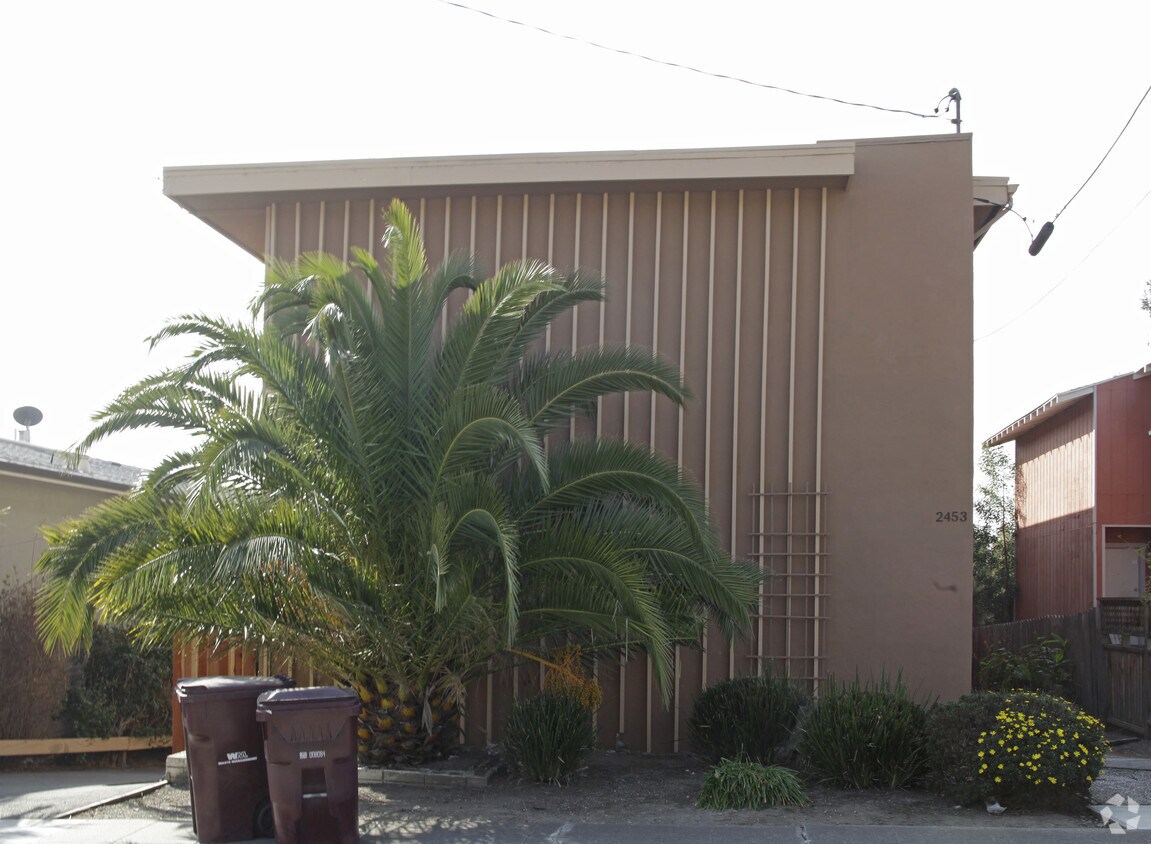 Building Photo - 2453 Damuth St