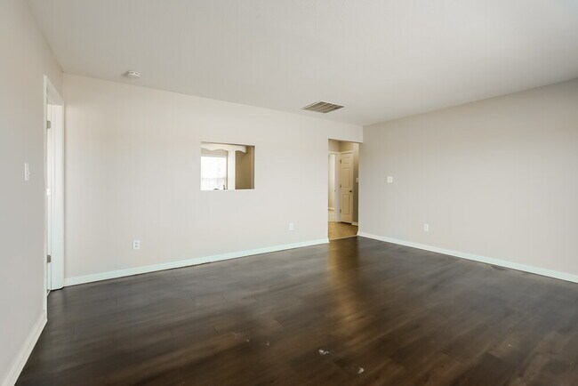 Building Photo - 9016 Hosta Way