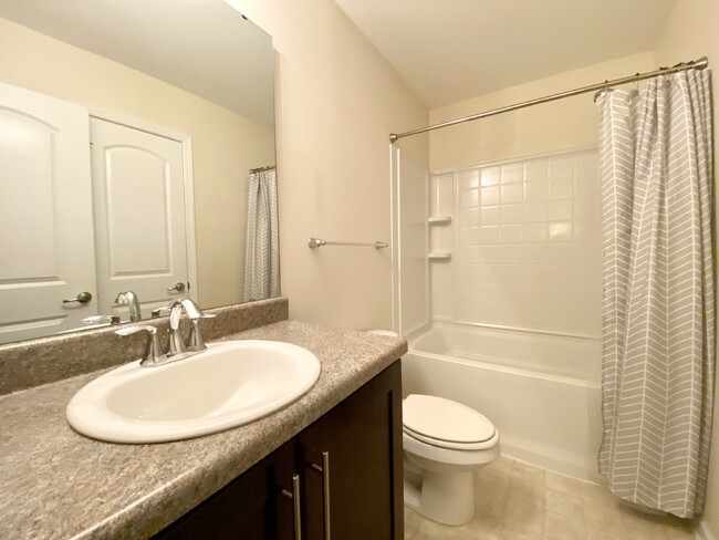 Building Photo - Move In Ready Town House Located in the Vi...