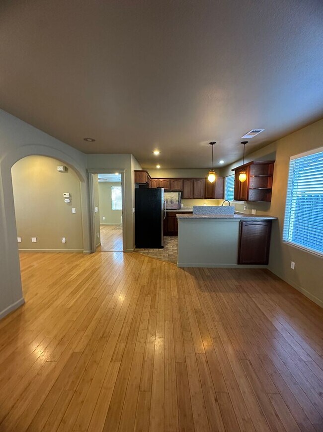 Building Photo - SPACIOUS 2 BED 1 BATH DOWNTOWN WITH OFF ST...