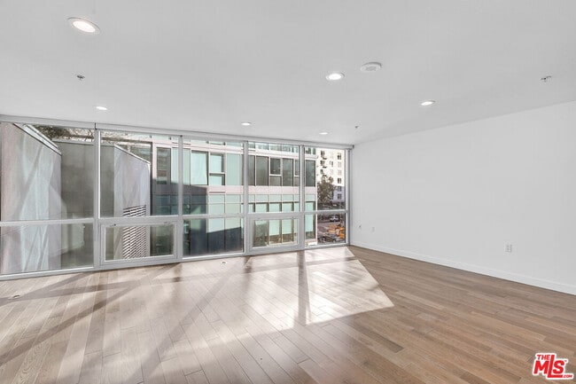 Foto del edificio - 901 Flower St