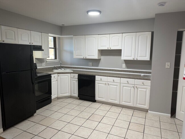 Foto del edificio - 1 Bedroom, 1 bathroom first floor apartmen...