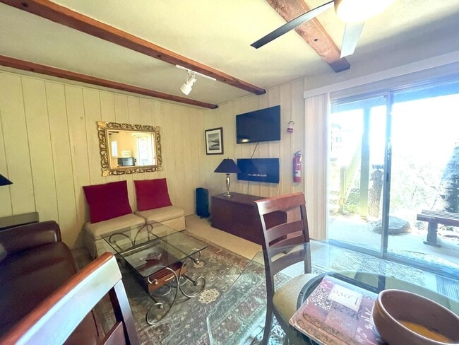 Building Photo - Cozy Apartment-All utilities paid in Lake ...