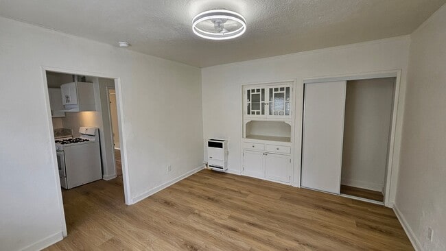 Photo - 465 1/2 N Boylston St Apartment