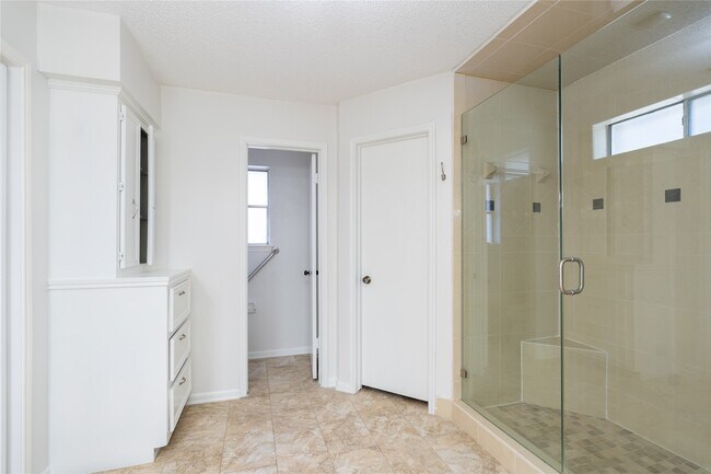 Foto del edificio - 12910 Shady Knoll Ln