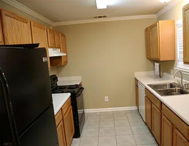 Building Photo - 1048 Thomasville Dr SE