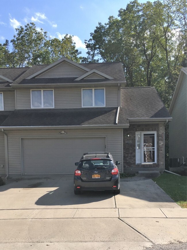 Building Photo - 1263 N Dodge St Ct