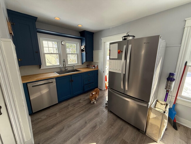 Building Photo - 56 Davis St