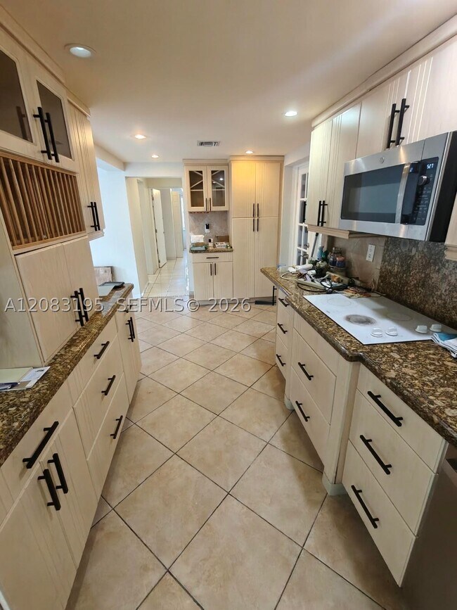 Foto del edificio - 617 NW 58th Ave