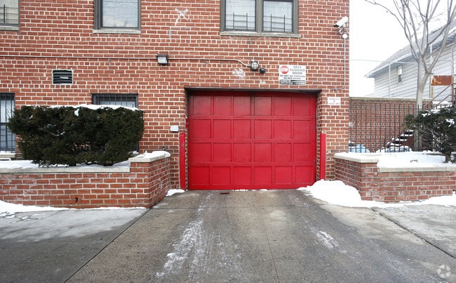 Building Photo - 2060 E 19th St