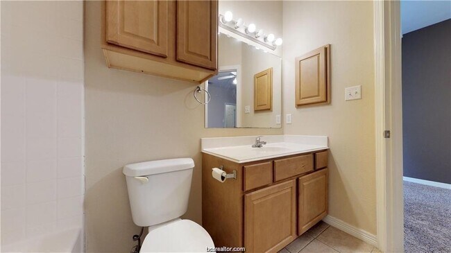 Building Photo - Lakeridge #706