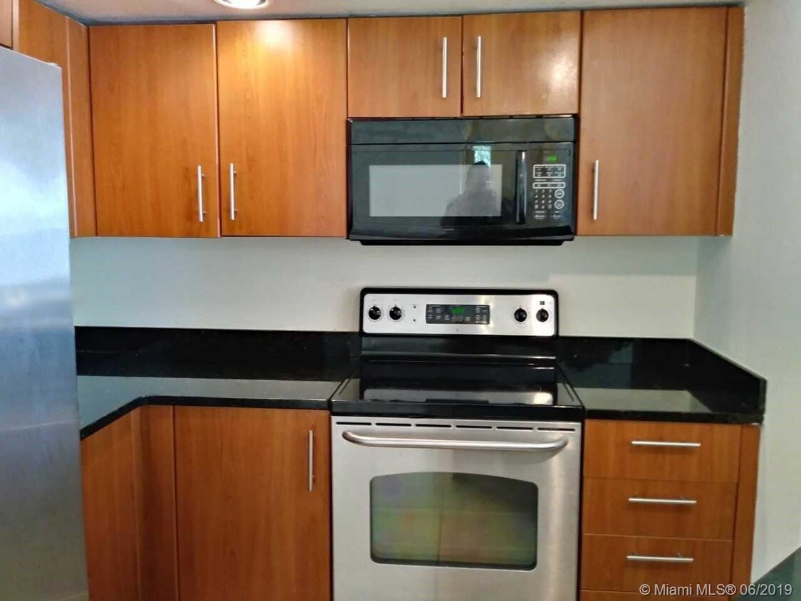 Foto principal - 3360 Pinewalk Dr N