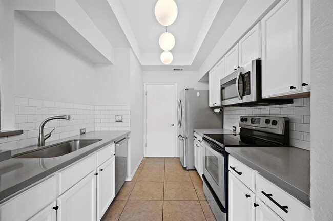 Building Photo - 4711 Spicewood Springs Rd