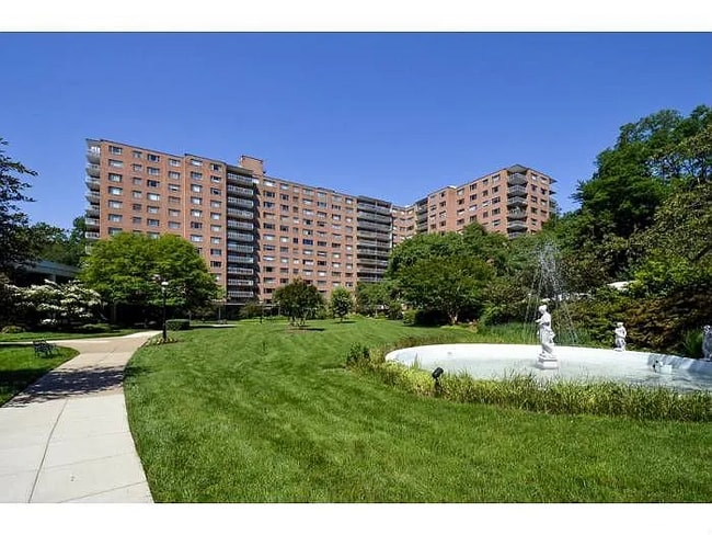 Foto del edificio - 4201 Cathedral Ave NW