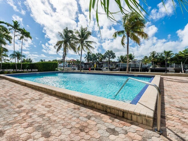 Foto del edificio - 2350 NE 135th St