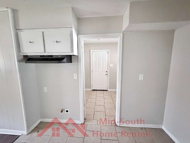 Building Photo - 3325 Cedar Springs Dr