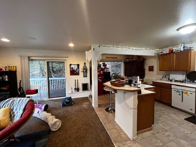 Foto del edificio - 7 Bedroom House VERY close to WWU just bel...