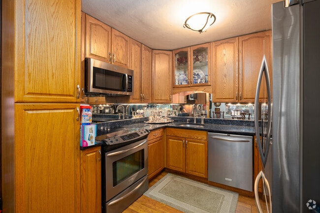 2BR, 1BA - 840SF - Kitchen - Fort King Manor