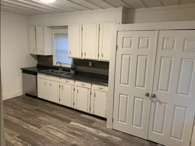 Foto del edificio - Beautifully Redone 2 Bedroom House! Available for a 5/1 Move In!!! *Updated Photos to Come*