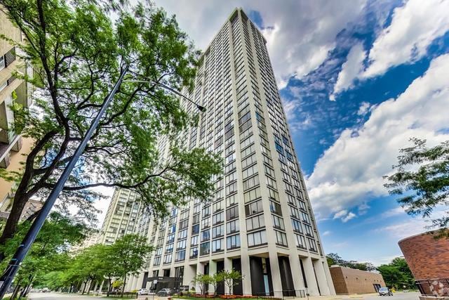 Building Photo - 5445 N Sheridan Rd
