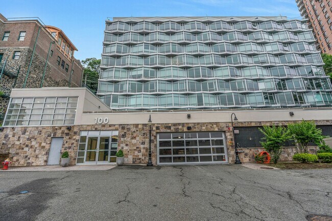 Foto del edificio - 100 Thompson Ln