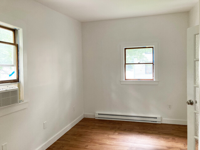 Queen size bedroom - 36 Parker Ave
