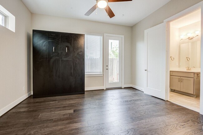 Building Photo - Beautiful 3Bed 3.5bath Home!