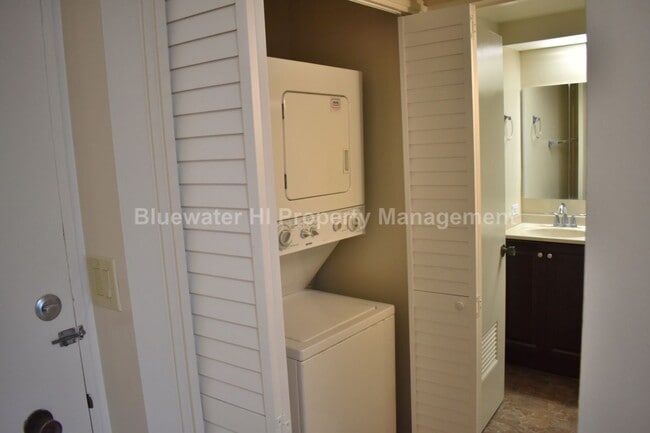 Building Photo - Marco Polo - Studio w/ newer kitchen, 1 re...